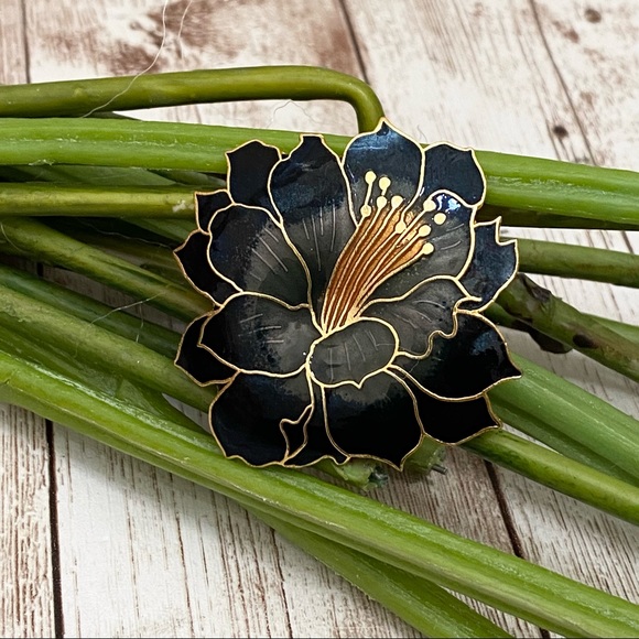 Vintage Unsigned Black Flower Enameled Brooch - Picture 10 of 12